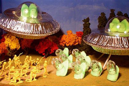 20 Funny and Clever Peeps Dioramas Peeps Crafts, Alien Cake, Diorama Kids, Peeps Cake, Peeps Candy, Marshmallow Peeps, Alien Encounters, Marshmallow Treats, Pastel Candy