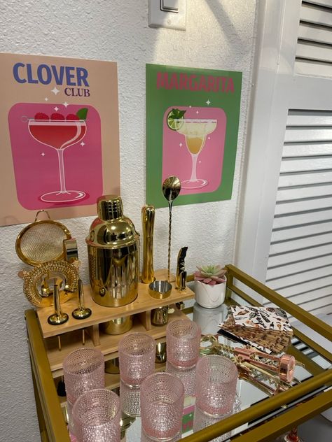 Groovy Bar Cart, Bar Cart Organization Ideas, Mini Bar Aesthetic, Bad Cart, Christmas Bar Cart Styling, Drink Carts, Cute Bar Cart, Bar Cart Aesthetic, Girly Bar Cart