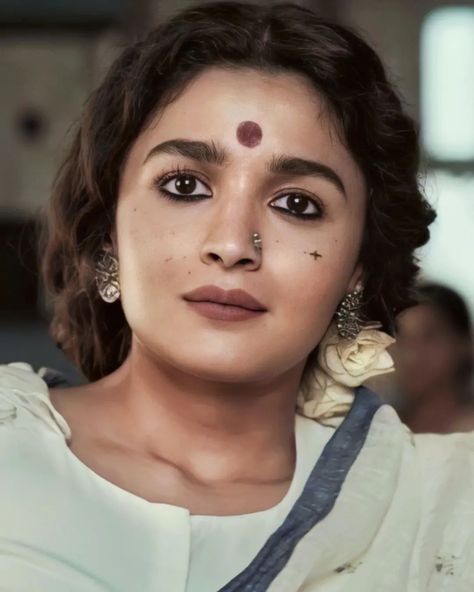 Gangu Bai Look, Gangubai Aesthetic, Gangu Bai, Bollywood Aesthetics, Gangubai Kathiawadi, Eyes Reference, Bollywood Makeup, Closeup Photo, Dresses Traditional