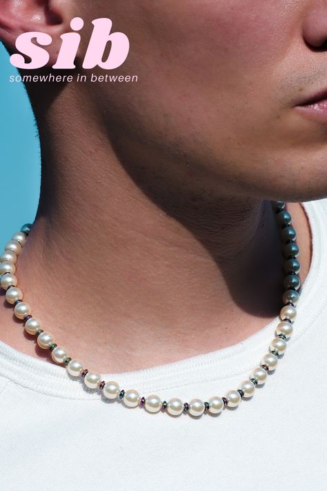 Pearl Necklace Designs For Men, Guys With Pearl Necklace, Bhavya Ramesh, Fly Jewelry, Pearl Necklace Outfit, Mens Pearl Necklace, Pearl Necklace Men, Necklaces 2023, Modern Grunge