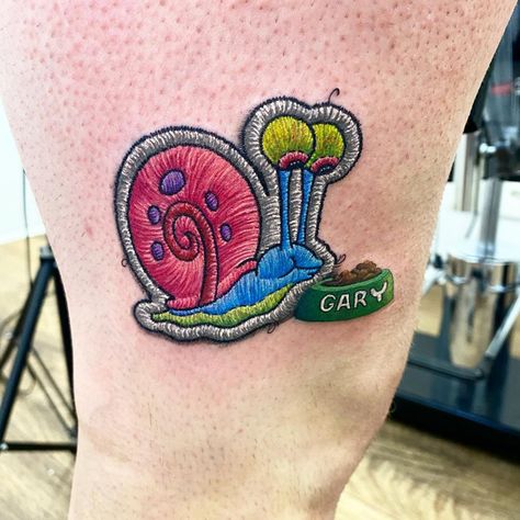 Duda Lozano🇧🇷🇩🇪🇪🇸🇸🇮 🇮🇹🇫🇷 on Instagram: “Gary SpongeBob SQuarePants (Bob Esponja) #tattoo #tatuagem #tatuaggio #tatuaje #radiantcolorsink #radiantcolorscrew #myfavoritecolor…” Gary Spongebob, Turbo Snail, Embroidery Tattoos, Spongebob Tattoo, Snail Tattoo, Monster Tattoo, Stitch Tattoo, Embroidery Tattoo, Cartoon Character Tattoos