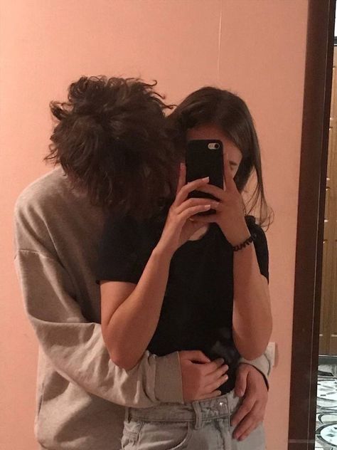 Photos Couple Mignon, Photos Amoureux, Teenage Romance, Image Couple, Teenage Love, Couple Goals Teenagers, Couple Selfies, Couples Vibe, Cute Relationship Photos