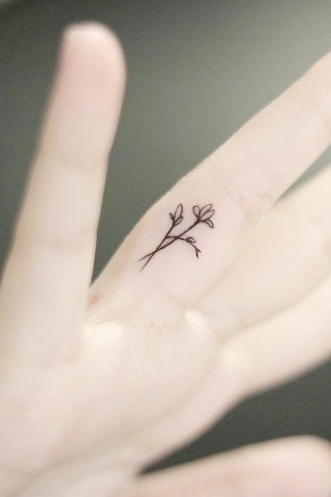 51 Finger Tattoos: The Perfect Accessory for Your Hands Birth Flower Finger Tattoo, Flower Finger Tattoo Simple, Wrist Tattoos Flower, Floral Finger Tattoo, Flower Finger Tattoo, Flower Finger Tattoos, Nc Tattoo, Tattoos Floral, Violet Tattoo