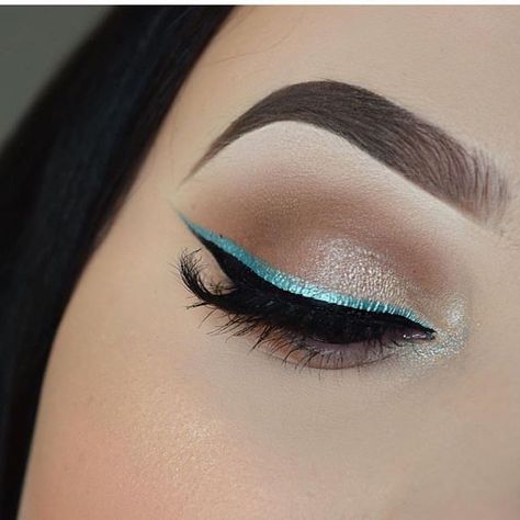 Teal Eyeliner Makeup, Silver Eyeshadow Looks, Teal Eyeliner, Metallic Eyeliner, Silver Eyeshadow, Blue Eyeliner, Makeup Is Life, Cute Makeup Looks, Makeup Goals