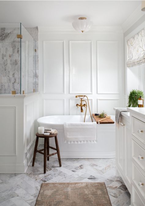 5 modern classic bathroom ideas for a functional, timeless bathroom design that never goes out of style. Parisian Bathroom Decor, Classic Bathroom Ideas, Modern Classic Bathroom, Parisian Bathroom, Timeless Bathroom Design, Huge Design, Timeless Bathroom, Bad Inspiration, Classic Bathroom