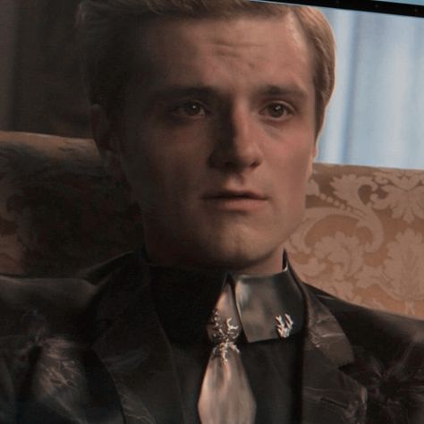 Mockingjay | Peeta Mellark icon Peeta Mockingjay Hijacked, Peeta Mellark Aesthetic Icons, Peeta Mellark Mockingjay Part 2, Peeta Mellark Hijacked, Hijacked Peeta Mellark, Peter Malarkey Hunger Games, Peeta Mellark Icons, Peeta Mellark Mockingjay, Petta Malark