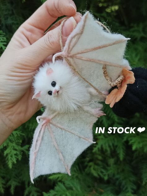 Bat Craft, Miniature Animals, Halloween Bats, Animal Sculptures, Needle Felting, Halloween Crafts, Bat, Animal Lover, Doll House