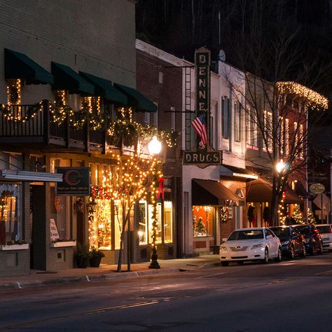 Christmas Parade - Polar Express - Bryson City NC #WeMakeGreatNeighbors #bhhscarolinas Christmas Disneyland, Bryson City North Carolina, Bryson City Nc, Christmas Main, Bryson City, Main Street Usa, Christmas Events, Christmas Parade, Christmas Town