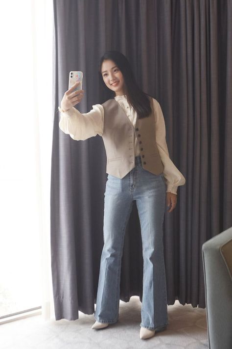 Beige Waistcoat, Waistcoat Outfit, Kim Hye Yoon, Korea Fashion, Office Outfits, Cute Casual Outfits, Jeans Style, Semi Formal, Minimalist Fashion