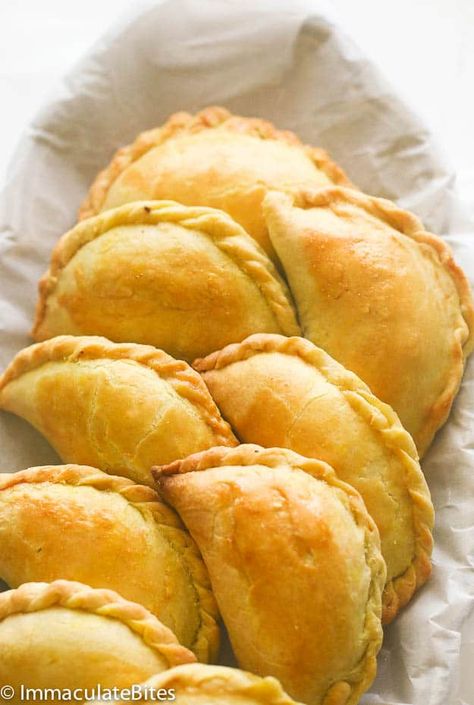 Jamaican Meat Pies, Beef Patties Recipes, Jamaican Chicken, Jamaican Beef Patties, Jamaican Patty, Empanada Recipe, Filipino Recipe, Stuffed Bread, Jamaican Dishes