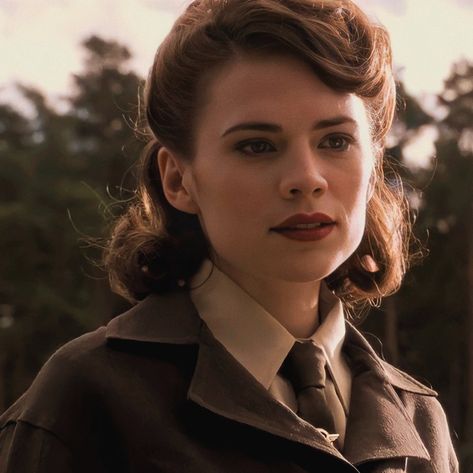 marvel icons // captain america: the first avenger icons // peggy carter icons Captain America Peggy, 1940s Aesthetic, Captain America The First Avenger, Best Avenger, The First Avenger, First Avenger, Women Wearing Ties, 1940s Hairstyles, Avengers Characters