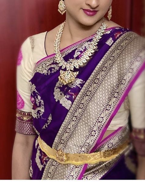 Purple Pattu Saree Blouse Patterns, Banaras Sarees Latest, Benaras Sarees, Sarees Ideas, Frozen Jewelry, Kanchi Saree, Mango Mala, Vogue Jewelry, Saree Hairstyles