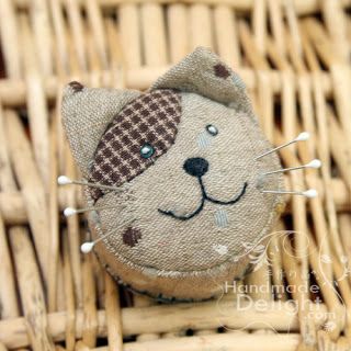 Cat Pincushion, Wool Pincushions, Pin Cushions Patterns, Wool Projects, Needle Book, Cat Crafts, Wool Applique, Pin Cushion, Sewing Box