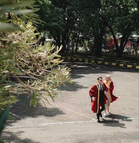 Aesthetic Graduation Photoshoot, Konsep Foto Wisuda Studio, Couples Graduation Pictures College, Graduation Couple Photoshoot, Couple Graduation Photoshoot, Foto Graduation, Convocation Photography, Moodboard Couple, Pre Convo