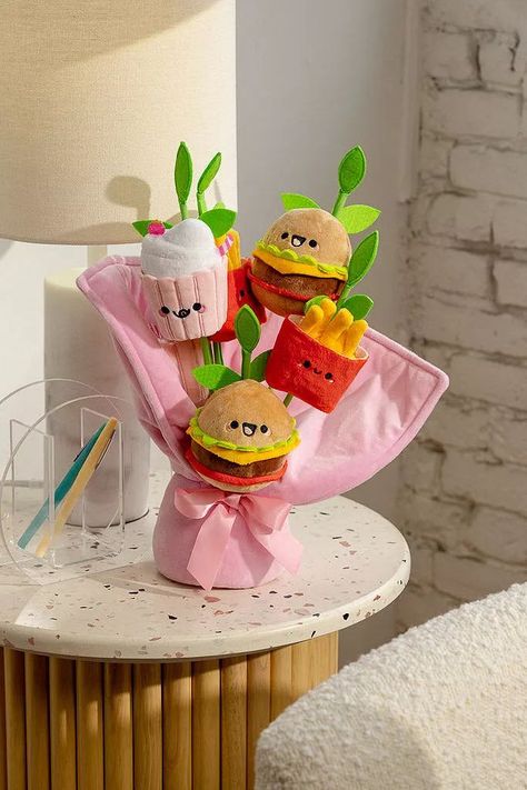 Foodie Wedding, Kawaii Valentine, Food Bouquet, Garfield And Odie, Diy Anniversary, Fun Crafts To Do, Gift Inspo, Flowers Bouquet Gift, Kawaii Plushies