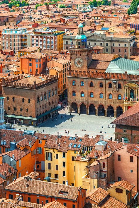 Image taken from above of a square in Bologna surrounded by terracotta rooftops behind in Emilia-Romagna, Italy. Emilia Romagna Italy, Places To Visit In Italy, Italian Country, Modena Italy, Bologna Italy, Italy Travel Tips, Italy Aesthetic, Italian Culture, Aix En Provence