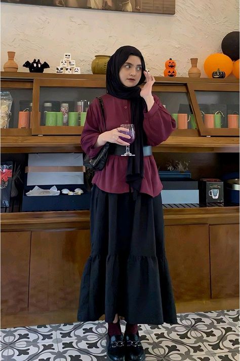 Follow Me ! Model Hijab Remaja Modis  Cardigan #ootd #hijab #remaja Ootd Kemeja Maroon, Maroon Casual Outfit, Outfit Rok Hitam, Hijabi Cardigan Outfit, Maroon Hijab Outfit, Concert Outfit Ideas Hijab, Black Skirt Outfit Hijab, Kemeja Outfit, Outfit Hijab Casual Rok