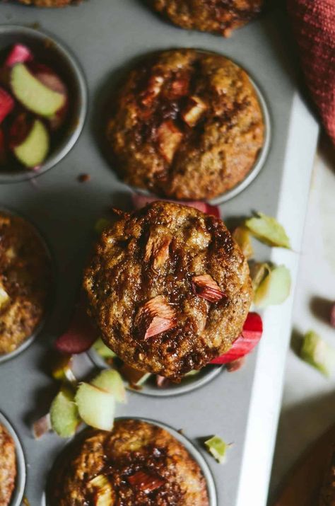 You are going to love this recipe for rhubarb banana muffins because they are moist and delicious! The best part is they are easy to make, yet also healthy! This recipe can be made into muffins or banana rhubarb bread. Banana Rhubarb, Healthy Rhubarb Recipes, Healthy Baked Snacks, Rhubarb Bread, Fruit Leather Recipe, Fresh Rhubarb, Rhubarb Muffins, Healthy Banana Muffins, Rhubarb Recipes