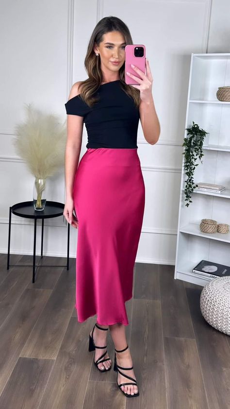 Work Outfits Inspo Women, Skirt Office Outfits, Pink Skirt And Top, Black And Pink Outfit, Fuchsia Outfit, Satin Skirt Outfit, Summer Office, Look Formal, Everyday Fashion Outfits