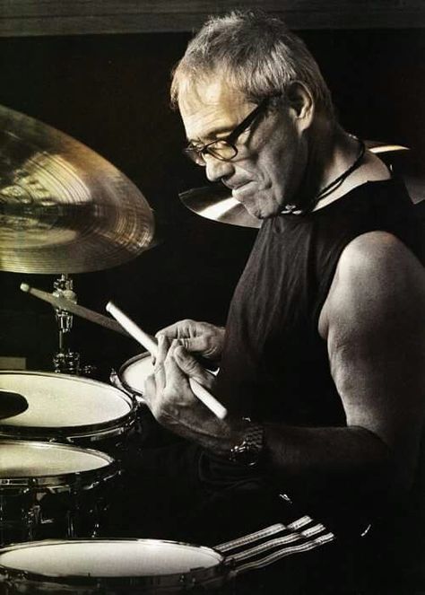 Vinnie Colaiuta Vinnie Colaiuta, Sound Pictures, Ukulele Tuner, Gretsch Drums, Sound Picture, Musician Photography, Record Jacket, Drum Solo, Drum Sets