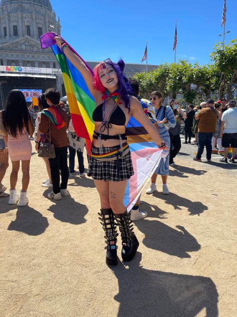 Grunge Pride Outfit, Emo Pride Outfit, Pride Outfits Plus Size, Cute Pride Outfits For Women, Pride Rave Outfit, Pride Outfit Ideas Aesthetic, Punk Pride Outfit, Baddie Pride Outfit Ideas, Alt Pride Outfit