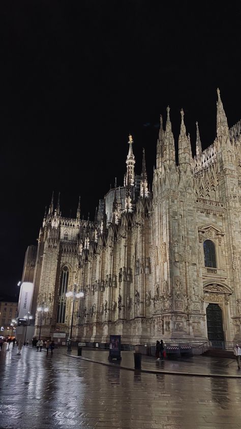 Summer Abroad, Milan Cathedral, Gothic Castle, Cathedral Architecture, Italy Aesthetic, Baroque Architecture, Cute Couple Poses, Gothic Architecture, Milan Italy