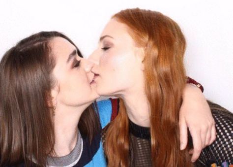 Sophie Turner And Maisie, Lmfao Quotes, Targaryen Daenerys, Game Of Thrones Girl, Sophia Turner, Game Of Thrones Merchandise, Game Of Thrones Cast, Rose Leslie, Game Of Thrones Funny