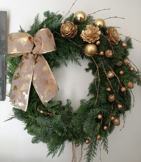 Christmas Wreath Gold, Christmas Flower Decorations, Lights For Christmas, Christmas Decorations Diy Crafts, Homemade Christmas Decorations, Christmas Window Decorations, Modern Christmas Decor, Christmas Themes Decorations, Diy Christmas Decorations Easy