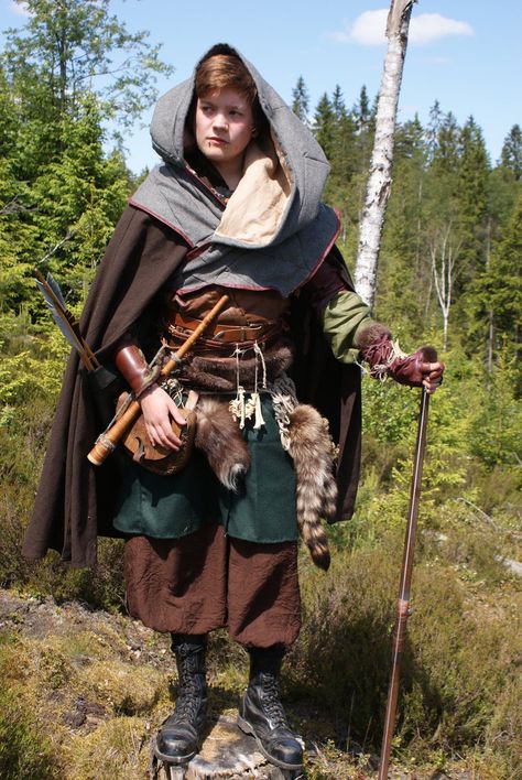 This is me as the hunter Malik, at the swedish larp, De Sju Nycklarna, "The Seven Keys", in the summer of 2012. The larp gear is made by me, by hand and are my own designs. I will be uploading more... Costume Viking, Armor Clothing, Hunter Outfit, Larp Costume, Medieval Costume, Medieval Clothing, Fantasy Costumes, The Hunter, Medieval Fantasy