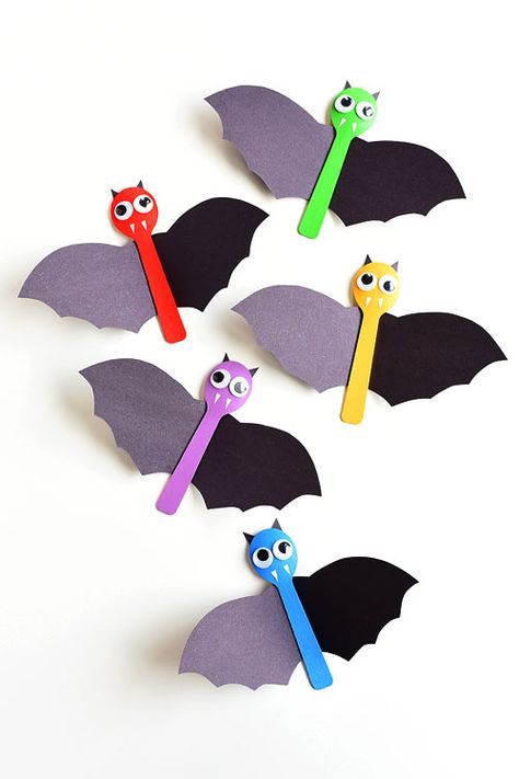 This wooden spoon bat craft for Halloween is so much fun! It's quick and simple, and super fun to make with the kids! You could even hang the bats on the wall as a Halloween decoration! Halloween Maternelle, Halloweenpyssel Barn, Scary Halloween Crafts, Halloween Pauroso, Storytime Crafts, Bat Craft, Penguin Crafts, Halloween Crafts For Toddlers, Fun Fall Crafts