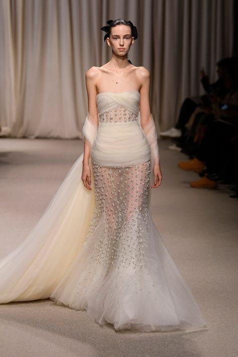 Iconic Gowns Haute Couture, Couture Dresses 2024, Vintage Haute Couture Gowns, Giambattista Valli 2024, Vintage Couture Gowns, Powerful Women Fashion, Haute Couture Wedding Gowns, Bridal 2024, Runway 2024