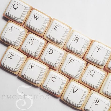 A few weeks ago, I was asked to participate in an ad campaign for Squarespace. Rather than just talking about their website building service and tacking it at the beginning of my tutorial, I decided to use the cookies as props! These computer keyboar Computer Cookies, Computer Cake, Tårta Design, Computer Theme, Geek Party, Decorated Cookies Tutorial, Iced Biscuits, Cookie Tutorials, Creative Cookies