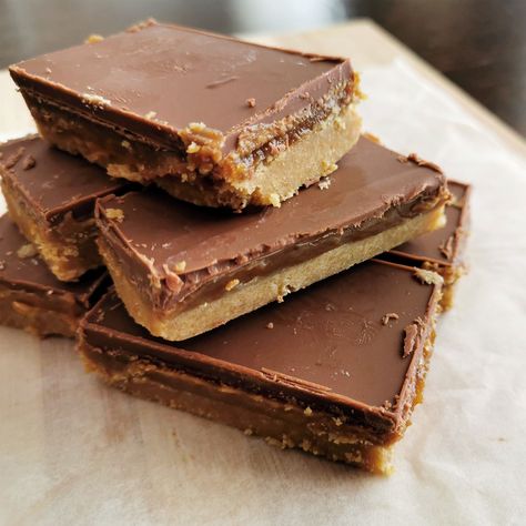 Millionaire’s Shortbread in Air Fryer Recipe Bliss Bowls, Souvlaki Recipe, Caramel Dessert Recipes, Caramel Dessert, Food Dehydrators, Chicken Souvlaki, Caramel Desserts, Buttery Shortbread, Crumble Bars