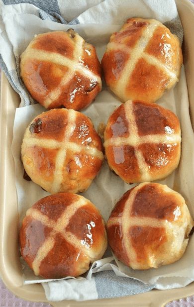 Bake your own hot cross buns this Easter - Mouths of Mums Paul Hollywood Recipes, Cross Buns Recipe, Easy Vegetable Soup, Hot Cross Buns Recipe, Mushroom Soup Recipes, Paul Hollywood, Buns Recipe, Easter Baking, Hot Cross Buns