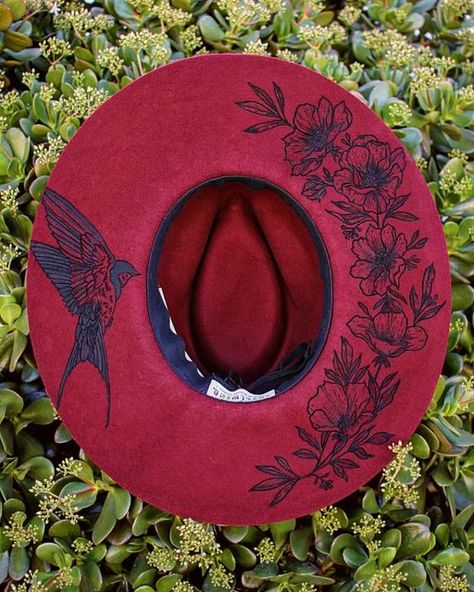 Leather Hats For Women, Painted Hat Ideas, Cowboy Hat Design Ideas, Cowboy Hat Burn Design, Diy Hat Design, Burned Felt Hat Design, Custom Hat Bands, Burnt Hat Design, Burned Hat Design