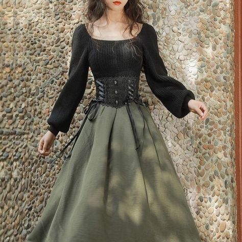 Victorian Fashion Casual, Victorian Dress Casual, Fantasy Inspired Outfits Casual, Casual Fantasy Outfit, Green Witch Dress, Fantasy Aesthetic Outfits, Medieval Corset Dress, Victorian Outfits Women, Medieval Outfit Women