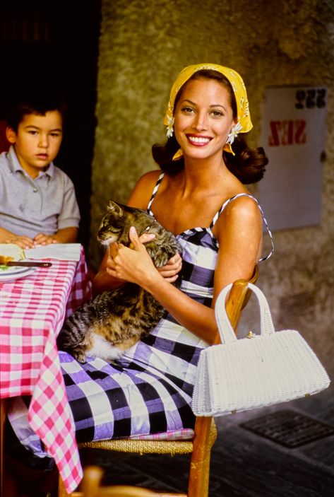 US Vogue December 1992 Arthur Elgort Carlyn Cerf Christy Turlington Postcard From Portofino Urban Outfitters Shop, Zara Shop, Arthur Elgort, Vintage Wicker Baskets, San Tropez, Parisienne Chic, 90s Supermodels, Pretty Scarves, Christy Turlington