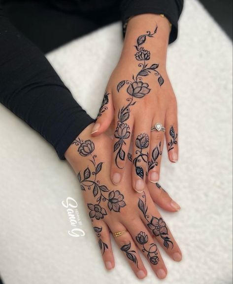 Simple Black Henna Designs, Black Henna Designs Arabic, Black Henna Designs Simple, Henna 2024, Forearm Henna, Black Mehndi Designs, Henna Black, Mehendi Ideas, Eid 2024