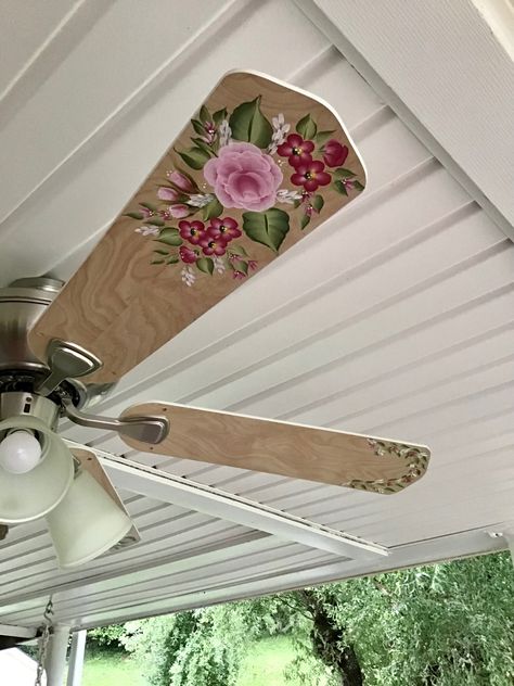 Flower Ceiling Fans, Wallpaper Ceiling Fan Blades, Fan Painting Ideas Ceiling, Painting Fan Blades Diy, Maximalist Ceiling Fan, Painted Fan Blades Aesthetic, Cottagecore Ceiling Fan, Ceiling Fan Decorations Diy, Cute Ceiling Fans