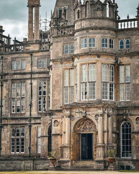 Burghley House is a grand Elizabethan mansion located near Stamford in Lincolnshire, England. It was built by William Cecil, 1st Baron Burghley, who was the chief advisor to Queen Elizabeth I. Construction began in 1555 and was largely completed by 1587. The house is a prime example of Elizabethan architecture, known for its intricate designs and extensive use of classical motifs. The house is set within a large park designed by the famous landscape architect Capability Brown. - #historicp... Elizabethan Architecture, Elizabethan House, Elizabethan England, Capability Brown, Lincolnshire England, British House, Mansion Exterior, Elizabethan Era, English Architecture