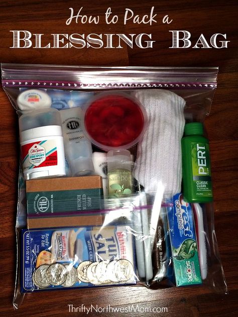 A great way to get kids involved in helping people in need in the community is to create Blessing Bags, to provide real help for those who are homeless or homeless organizations. We have a free printable checklist too! Blessing Box Ideas, Blessings Bags, Homeless Bags, Homeless Care Package, Donation Boxes, Blessing Bag, Community Service Ideas, Gift Bag Ideas, Blessing Bags