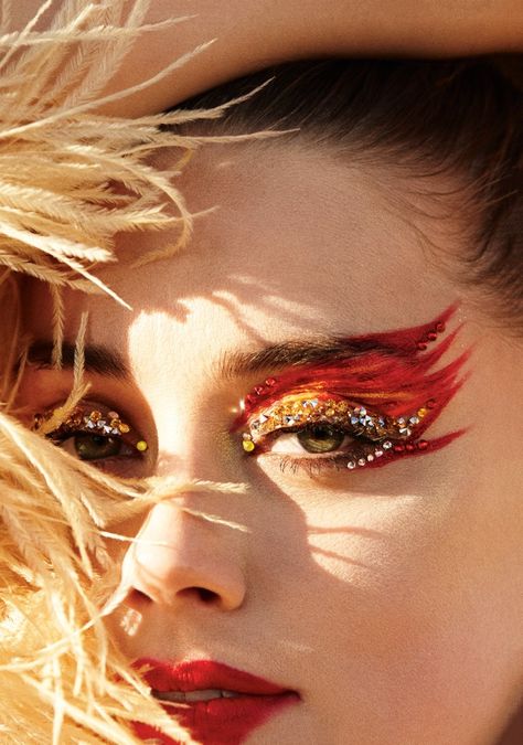 Amber Heard shows off glittering eye makeup with Norma Kamali feather jacket Phoenix Makeup, Phoenix Costume, Bird Makeup, Fire Costume, Fire Makeup, Fantasy Make-up, Revolution Eyeshadow, Dance Makeup, Bright Makeup