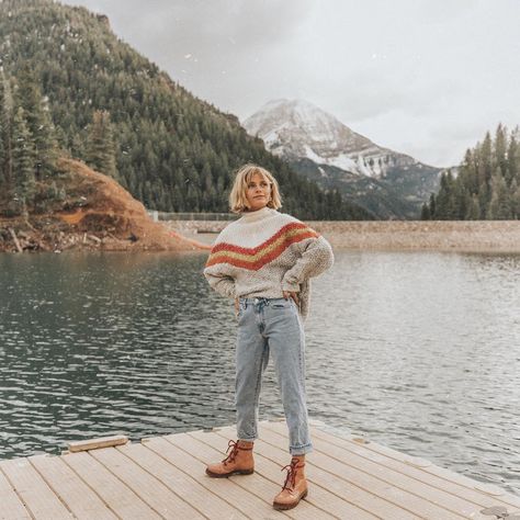 Image may contain: 1 person, mountain, sky, outdoor, nature and water Granola Girl Outfits, Surfergirl Style, Behind Blue Eyes, Mountain Outfit, Mode Inspo, Look Vintage, Mode Inspiration, Look Fashion, Autumn Winter Fashion