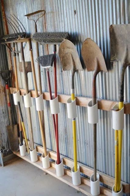 Shed Organisation, Garage Organization Tips, Garden Tool Rack, Garage Organisation, Storage Shed Organization, Shed Organization, Garage Tool Storage, Garage Organize, Garage Shed