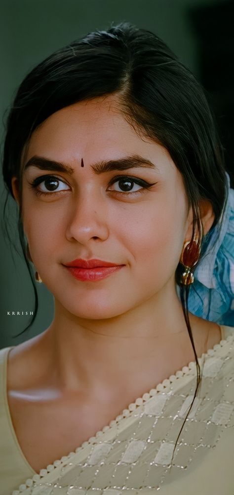 Mrunal Thakur Face Close Up, Mrunal Thakur Sita Ramam Pics, Mrunal Thakur Drawing, Mrunal Thakur Sketch, Tollywood Heroines Wallpapers, Sita Ramam Mrunal Looks, Indian Actresses Expression, Mrunal Thakur Hd Wallpaper, Mrinal Thakur