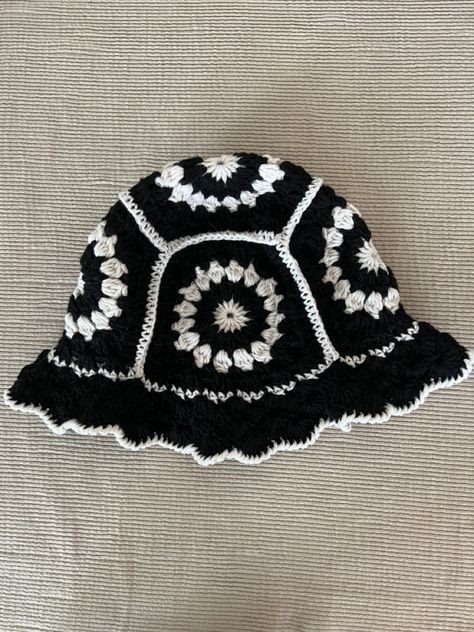 Crochet Bucket Hat Free Pattern, Easy Crochet Bucket Hat, Black And White Crochet, Crochet Granny Square Tutorial, Barbie Hat, Photocard Holder, Crochet Fairy, Mode Crochet, Crochet Shop