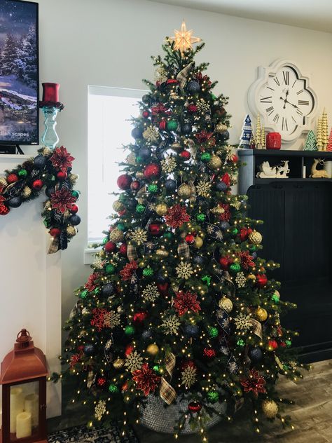 Red Green Blue And Gold Christmas Tree, Emerald Green Red And Gold Christmas Tree, Christmas Tree Green Red Gold, Red Green Gold Tree, Red White Green Gold Christmas Tree, Gold Green Red Christmas Tree, Gold Green And Red Christmas Tree, Red Green And Gold Christmas Tree Ideas, Green Red And Gold Christmas Decor