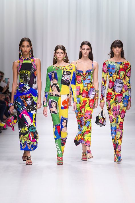 Versace Spring 2018 Ready-to-Wear  Fashion Show - Yasmin Wijnaldum, Kaia Gerber, Mica Arganaraz, Vittoria Ceretti Camille Hurel, Art Inspired Fashion, Haute Couture Style, Yasmin Wijnaldum, Pop Art Fashion, Versace Runway, Anja Rubik, Fashion Week 2018, Versace Fashion