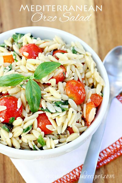 Mediterranean Orzo Salad | This light pasta salad is loaded with spinach, tomatoes, olive, peppers and feta cheese, with a vinegar and oil dressing. Cheese Orzo, Italian Salads, Light Pasta Salads, Orzo Salat, Chicken Pesto Pasta Salad, Mediterranean Orzo Salad, Salad Mediterranean, Mediterranean Orzo, Greek Orzo Salad