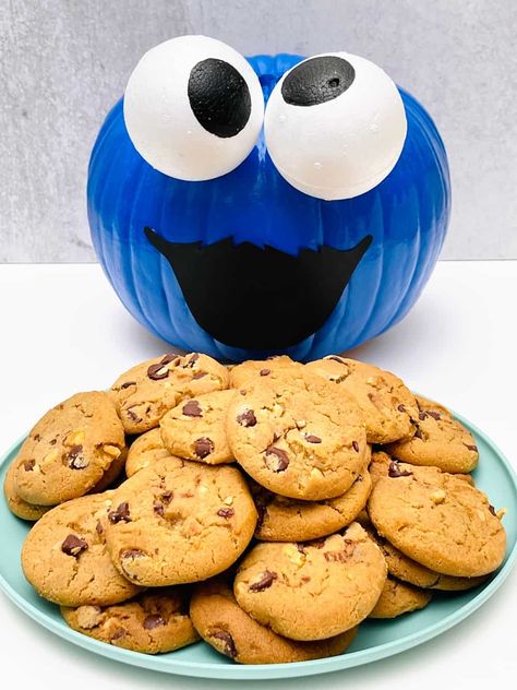 This DIY Cookie Monster Pumpkin Is The Cutest No Carve Pumpkin Cookie Monster Pumpkin Painted, Cookie Monster Pumpkin, Halloween Ideas For Kids, Monster Pumpkin, No Carve Pumpkin, Pumpkin Paintings, Pumpkin Painted, Train Pumpkin, Creative Pumpkin Decorating